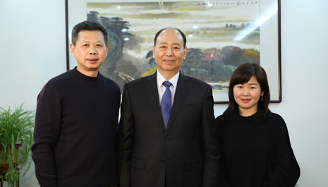 圖為風(fēng)帆有限責(zé)任公司董事長(zhǎng)、黨委書(shū)記劉寶生與《新能源1+1》節(jié)目制作團(tuán)隊(duì)合影