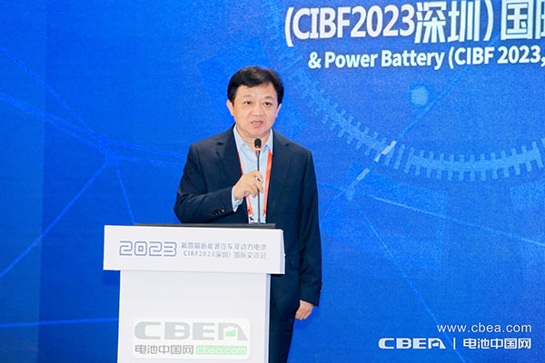 大會主席、國家科技成果轉化基金新能源汽車創(chuàng)業(yè)子基金合伙人兼總裁方建華主持會議