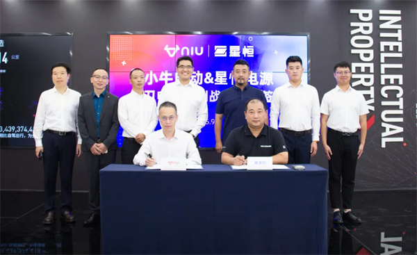 星恒&小牛簽署微刀電摩鋰電聯(lián)合開發(fā)協(xié)議